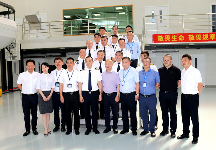 英雄機長劉傳健走進沈陽航空產業園