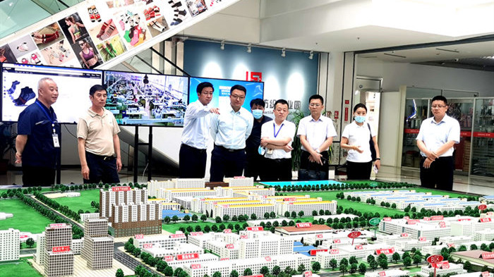 集團總經理吳波一行到東北襪業紡織工業園調研考察